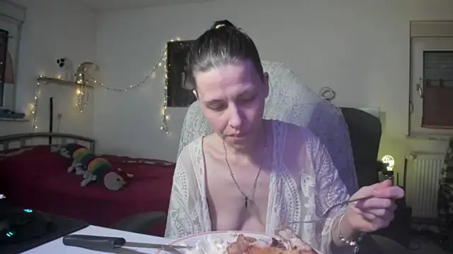SkinnySunny naked strip on webcam for live sex chat