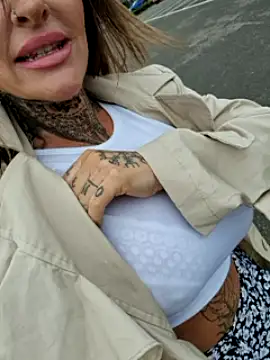 Tattooed_curvy_mommaxoxo naked strip on webcam for live sex chat