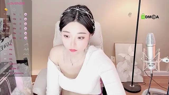 Dlen-babe naked strip on webcam for live sex chat