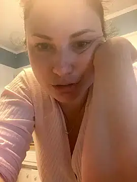 MilkyMrsRobinson naked strip on webcam for live sex chat