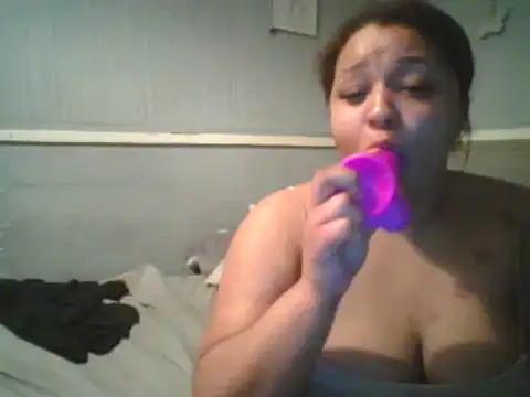 yourfavlightskinn naked strip on webcam for live sex chat