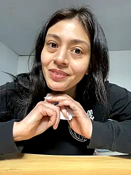 kriztal_pretty naked strip on webcam for live sex chat