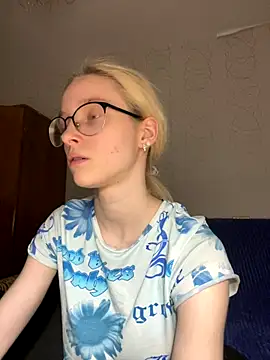 LovelyyyyGirl naked strip on webcam for live sex chat