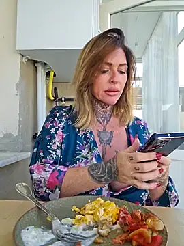 Tattooed_curvy_mommaxoxo naked strip on webcam for live sex chat