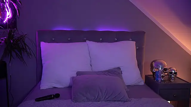 hotmilfbitch naked strip on webcam for live sex chat