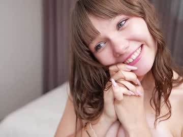 Lola Nudes and Live Cam