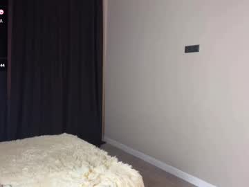 Vikki Nudes and Live Cam