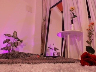 Mara R. on cam for live sex chat
