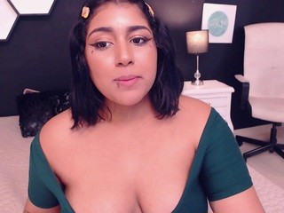 Sheeyla Roee on cam for live sex chat