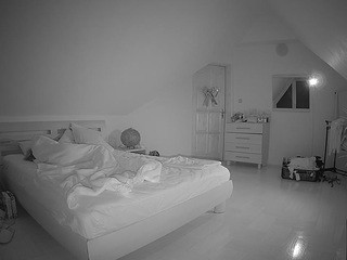 Voyeurcam-julmodels-bed-5 nude on cam – live sex chat
