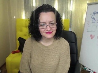 CloeHugs nude on cam – live sex chat