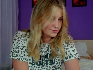 JuliaQuenn nude on cam – live sex chat