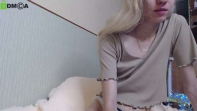 Sianaa naked stripping on cam for live sex video chat