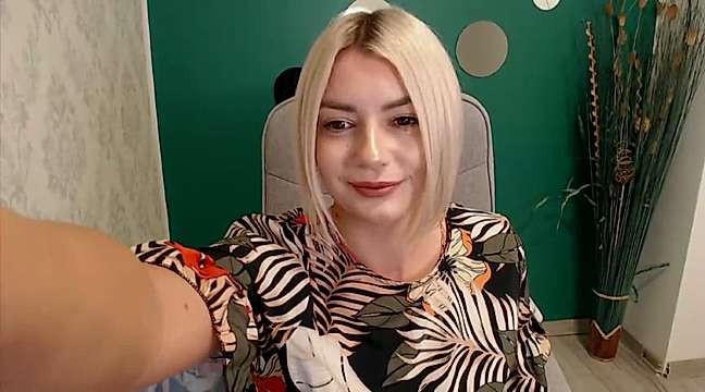 ReinaGrey naked stripping on cam for live sex video chat
