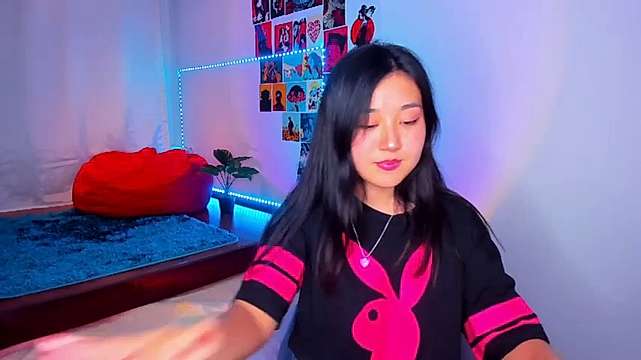 Sinceeere naked stripping on cam for live sex video chat