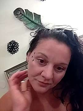 WhyteWydow naked stripping on cam for live sex video chat
