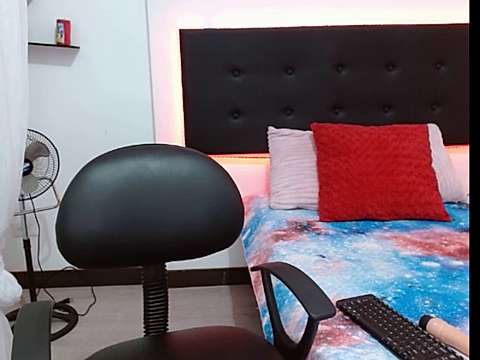 carolina_smith0 naked stripping on cam for live sex video chat