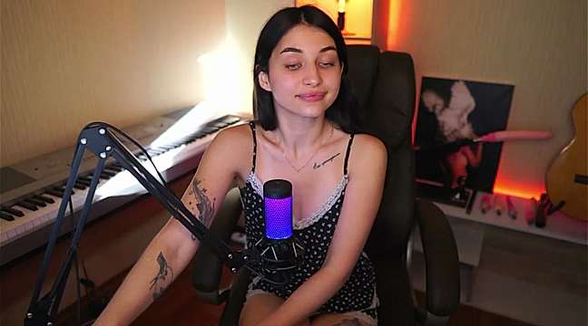 delicatedBailey naked stripping on cam for live sex video chat