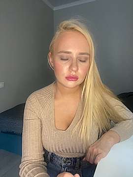 HannaMore naked stripping on cam for live sex video chat