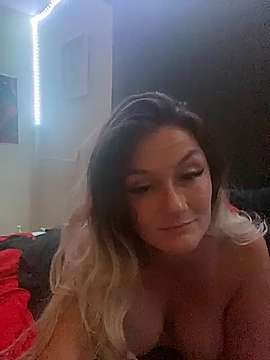 JustWannaShowOff naked stripping on cam for live sex video chat
