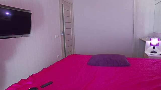 KerelinMoor naked stripping on cam for live sex video chat