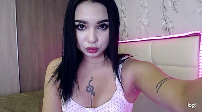 ladyes_mia naked stripping on cam for live sex video chat