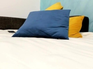 Lovelyandry nude on cam – live sex chat