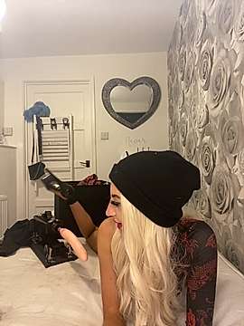 lyshxxx naked stripping on cam for live sex video chat