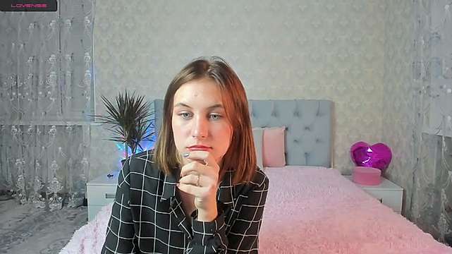 Melanie_Hollyns naked stripping on cam for live sex video chat