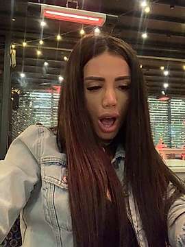 NicolleDiamondd naked stripping on cam for live sex video chat