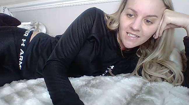 islafoxx naked stripping on cam for live sex video chat
