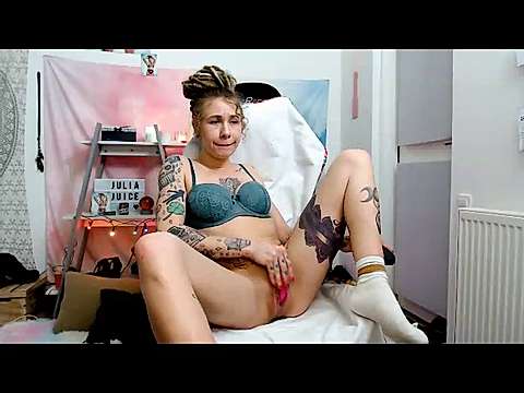 Julia_Juice naked stripping on cam for live sex video chat