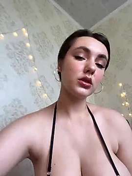 ninnellle naked stripping on cam for live sex video chat