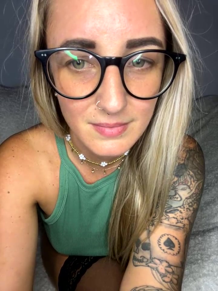 Denise_Rocks_ naked stripping on cam for live sex video chat