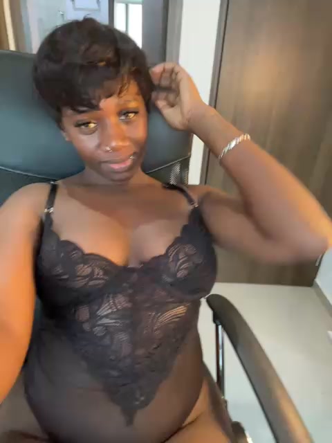 Huddah_cam naked stripping on cam for live sex video chat