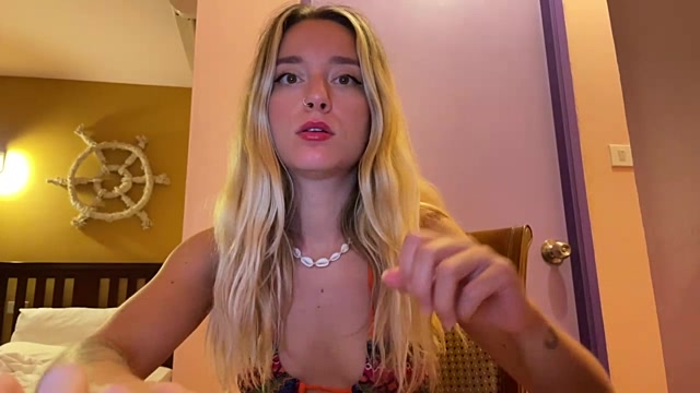 SirenaBelle naked stripping on cam for live sex video chat
