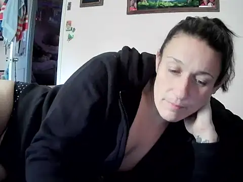 rdreamzcumtru naked stripping on cam for live sex video chat