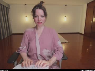 Cinnabelle Nudes and Live Cam