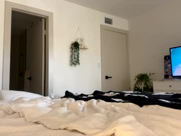 Lauraa Nudes and Live Cam