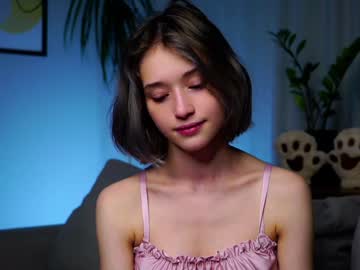 Mia Nudes and Live Cam