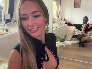 Livvyy Nudes and Live Cam